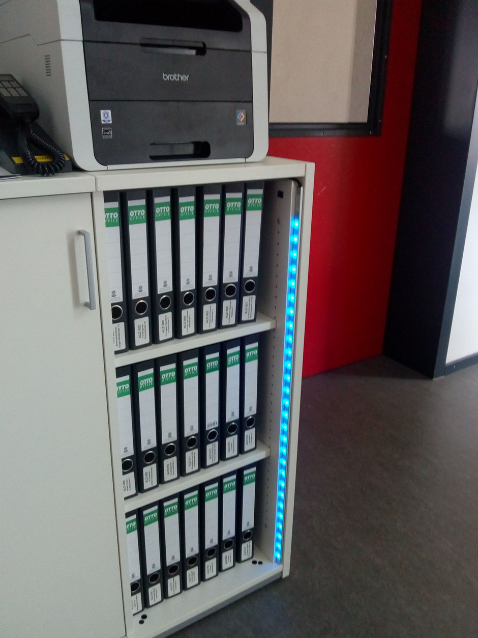 Ordnerschrank mit den Feuerwehrplänen und LED-Leiste